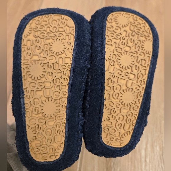Baby UGG Booties, 2/3 - Picture 7 of 9